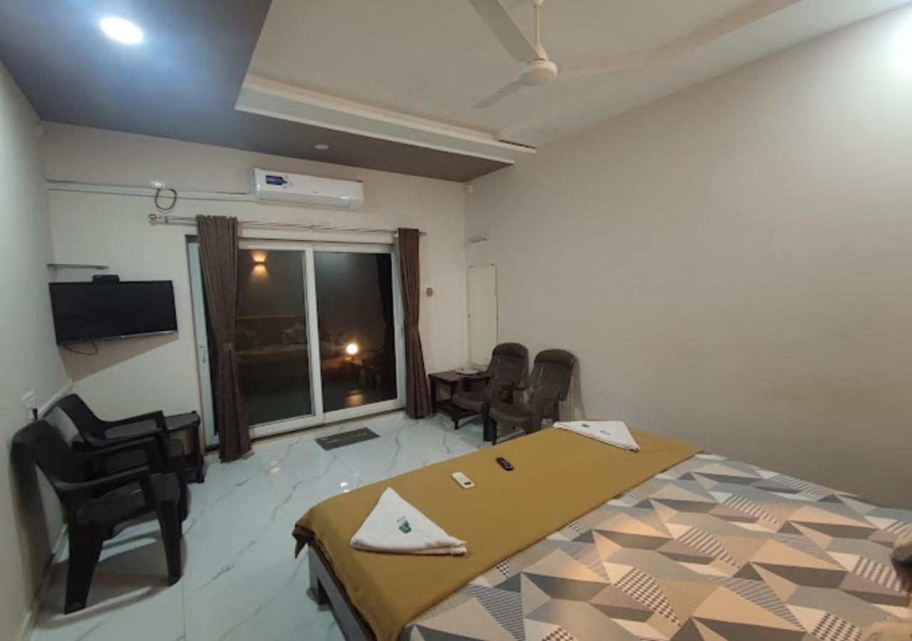 Sea King Beach Resort Ganpatipule Buitenkant foto