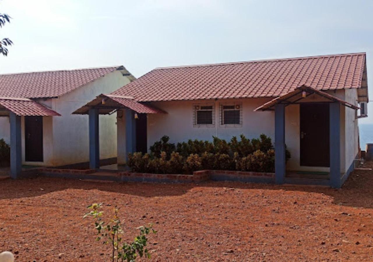 Sea King Beach Resort Ganpatipule Buitenkant foto